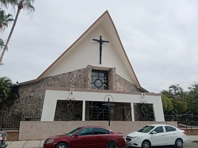 Fachada de la Parroquia Santísima